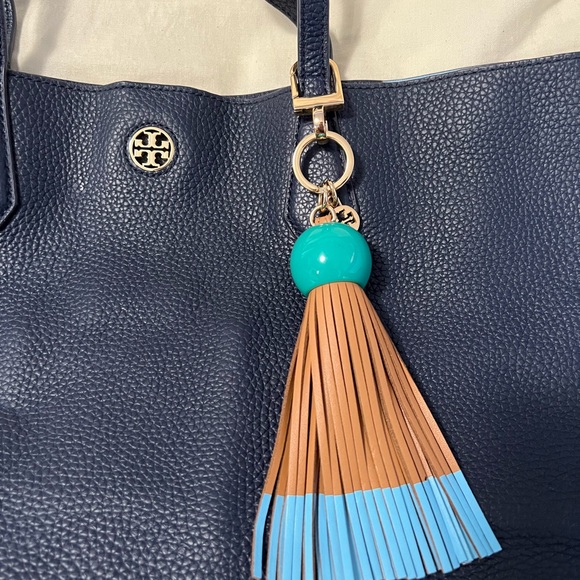 AUTHENTIC TORY BURCH TOTE WITH FREE KEY CHARM UPON PURCHASE - Picture 2 of 4